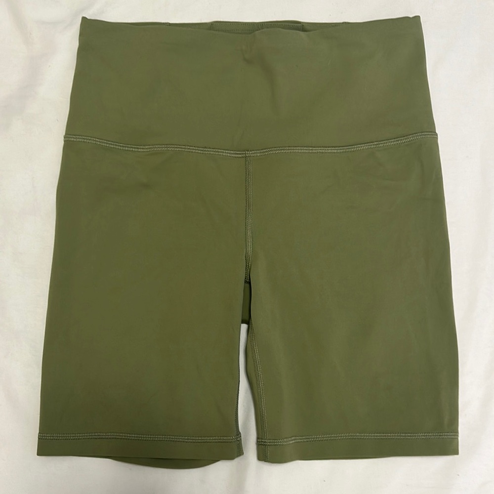 NWOT Athleta ultra high rise elation 7” short small